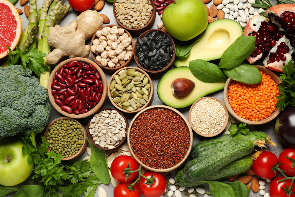 Différents produits alimentaire émergent en 2024, légumes et fruits sur une table grise à plat